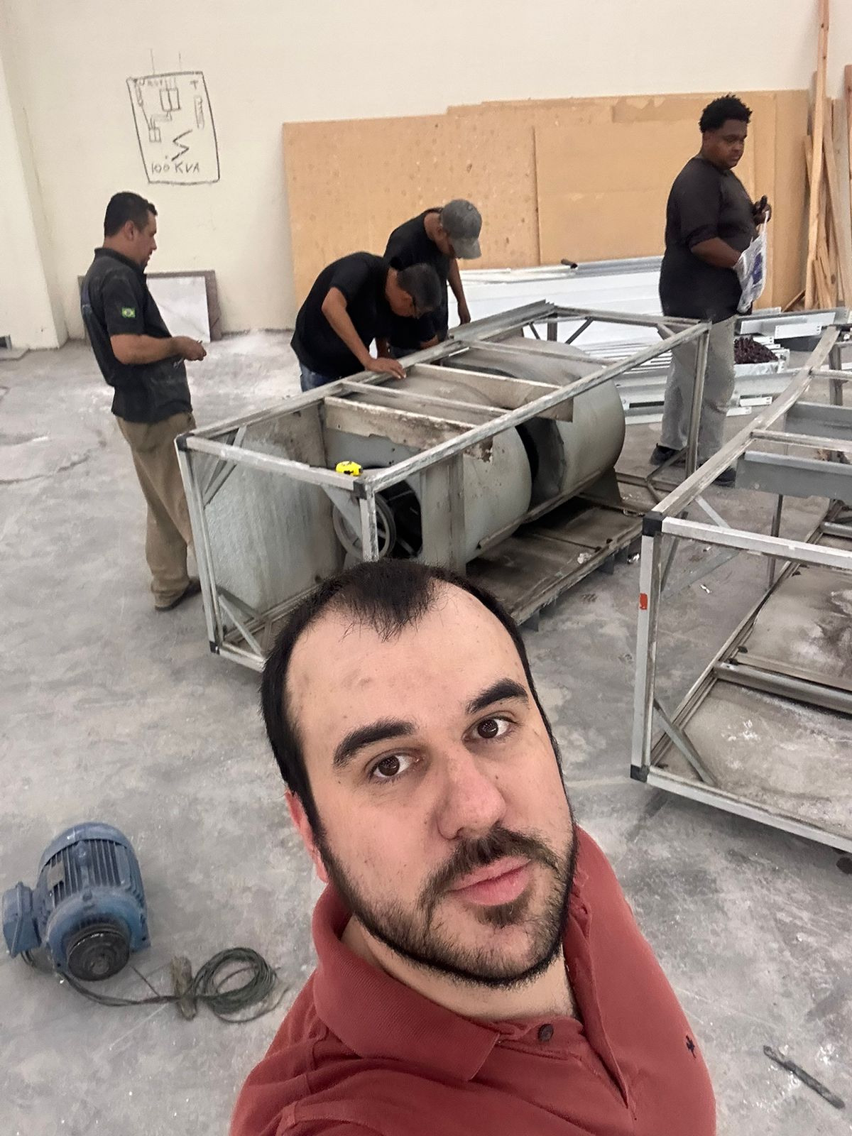 Equipe SIGMA em instalação de equipamentos térmicos
