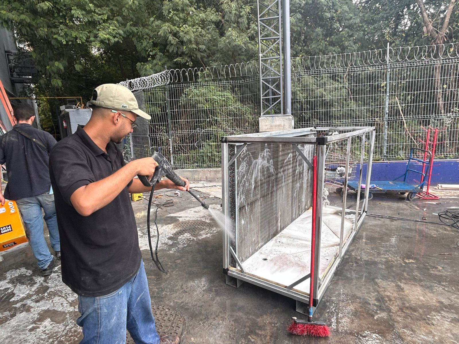 Manutenção e limpeza de equipamentos de refrigeração