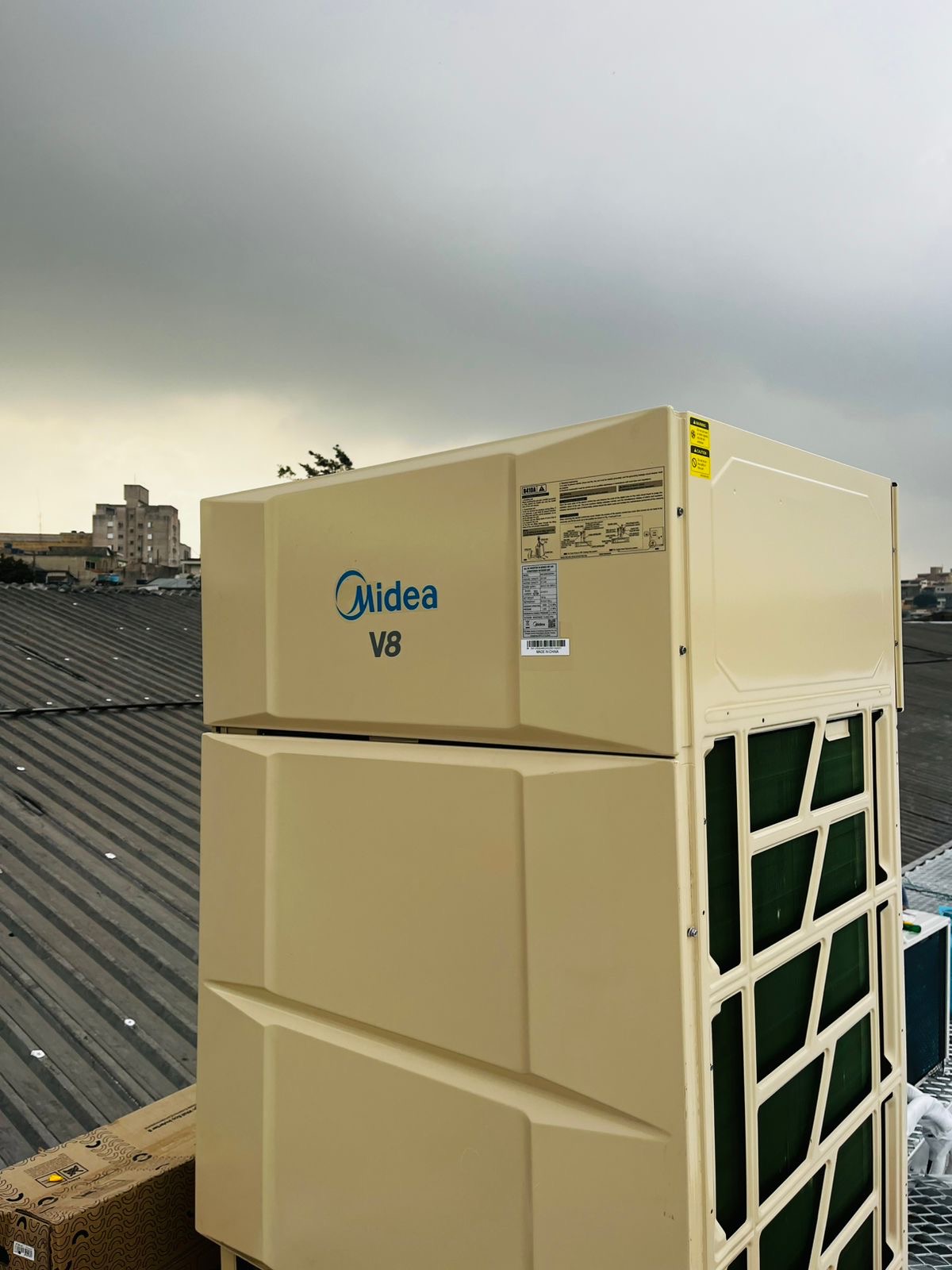 Sistema Midea V8 instalado em operação industrial